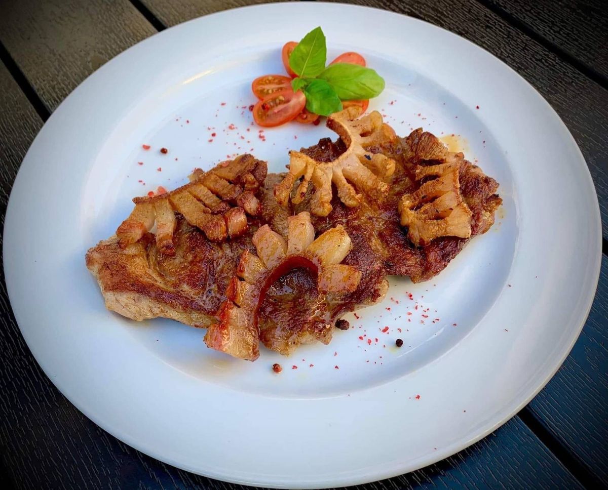 Ceafă de porc suculentă cu slăninuță aromată, la grătar